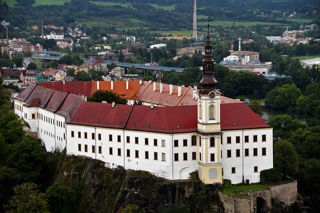 Děčín’s Best Kept Fashion Secrets: Nejlepší Second Hand Obchody!